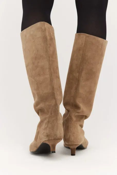 Zamszowe kozaki w odcieniu zieleni na niskim obcasie damskie - Patrizia Aryton