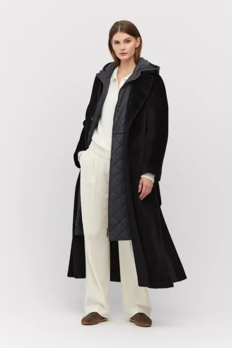 Czarny płaszcz z paskiem z suri alpaką