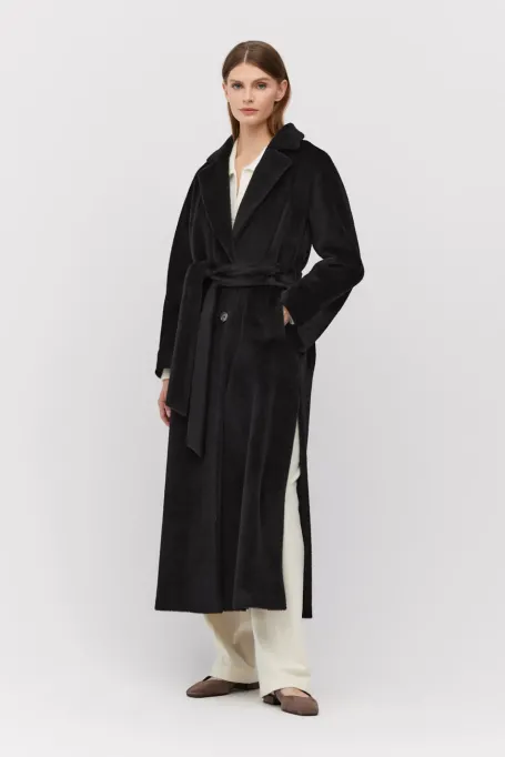 Czarny płaszcz z paskiem z suri alpaką