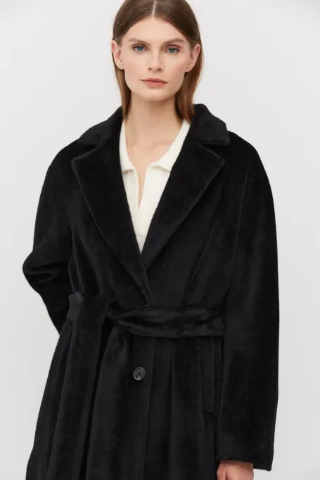 Czarny płaszcz z paskiem z suri alpaką