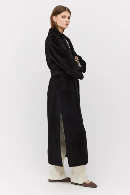 Czarny płaszcz z paskiem z suri alpaką