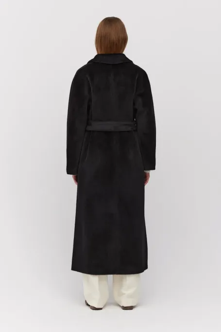 Czarny płaszcz z paskiem z suri alpaką
