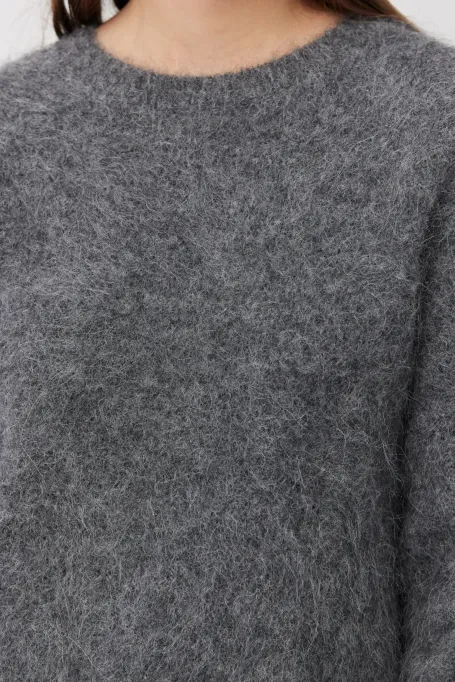Szary sweter z wełną alpaki