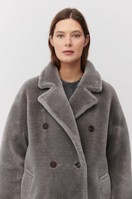 Szary płaszcz midi z wełny teddy