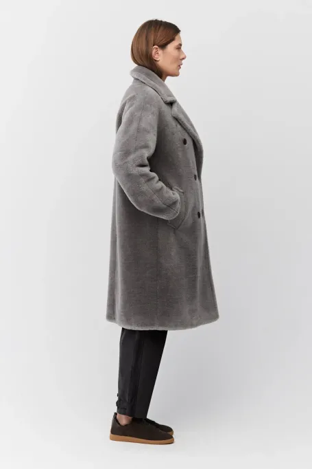 Szary płaszcz midi z wełny teddy