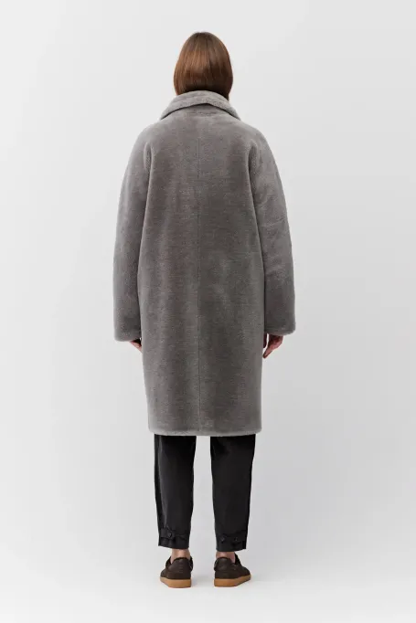 Szary płaszcz midi z wełny teddy