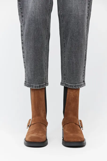 Brązowe zamszowe botki z klamrą