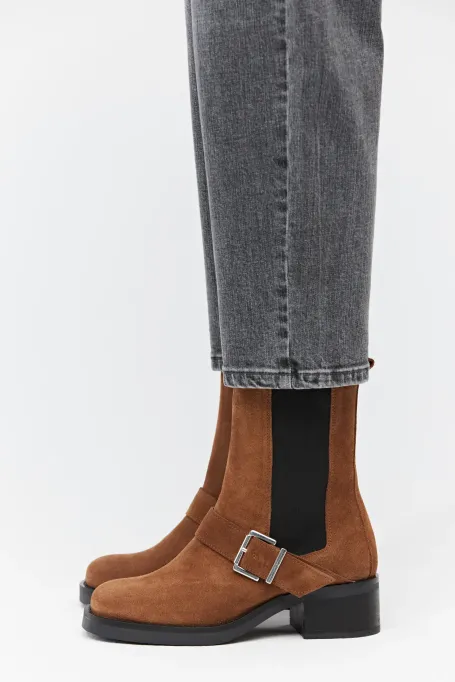 Brązowe zamszowe botki z klamrą
