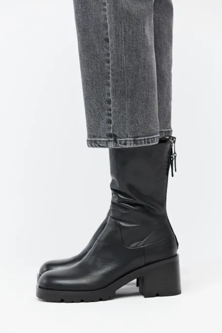 Czarne skórzane botki