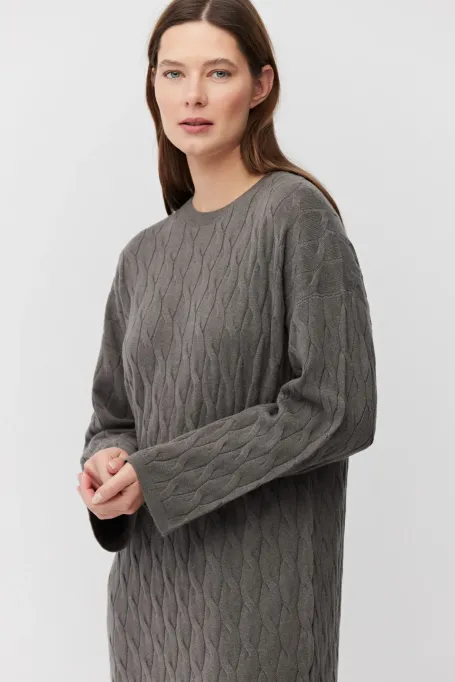 Sukienka o warkoczowym splocie z wełny merynosowej i kaszmiru brązowy