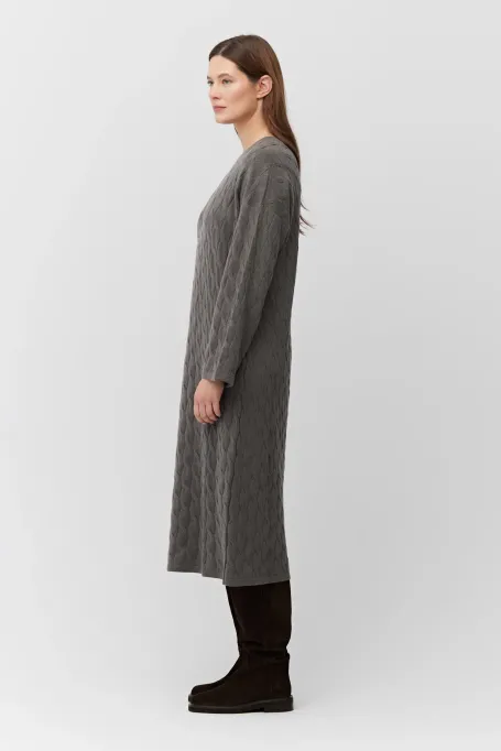 Sukienka o warkoczowym splocie z wełny merynosowej i kaszmiru brązowy