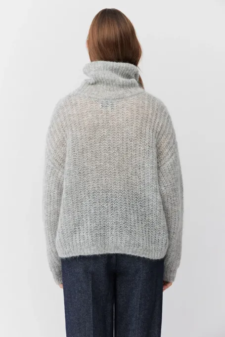 Szary sweter golf z moherem