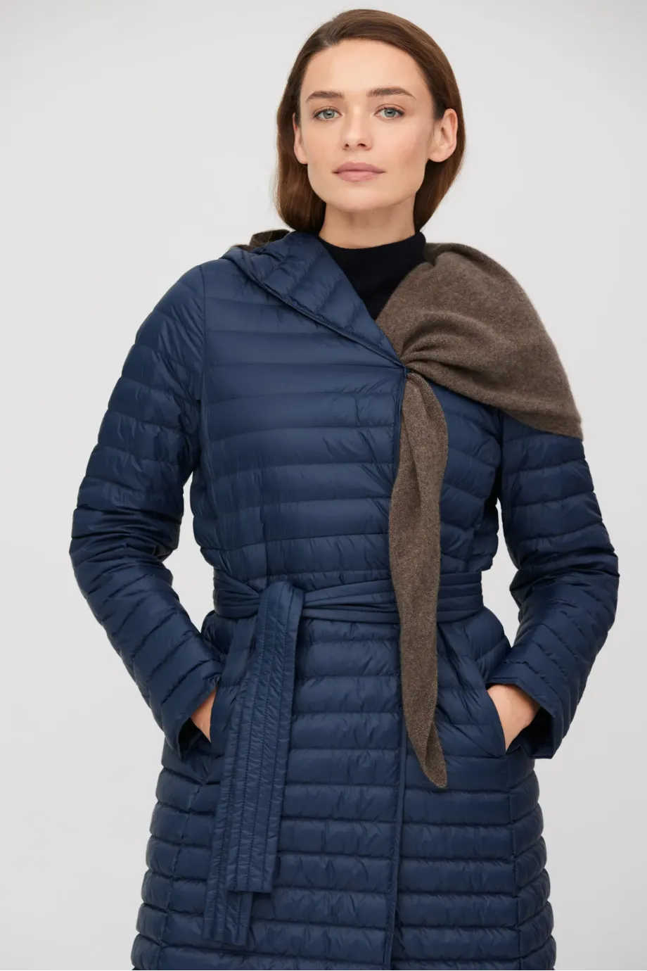 Lekka granatowa puchowa kurtka z kapturem damska - Patrizia Aryton Lekka granatowa puchowa kurtka z kapturem damska - Patrizia Aryton