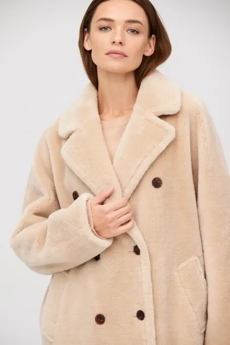 Beżowy płaszcz midi z wełny teddy bear damski - Patrizia Aryton