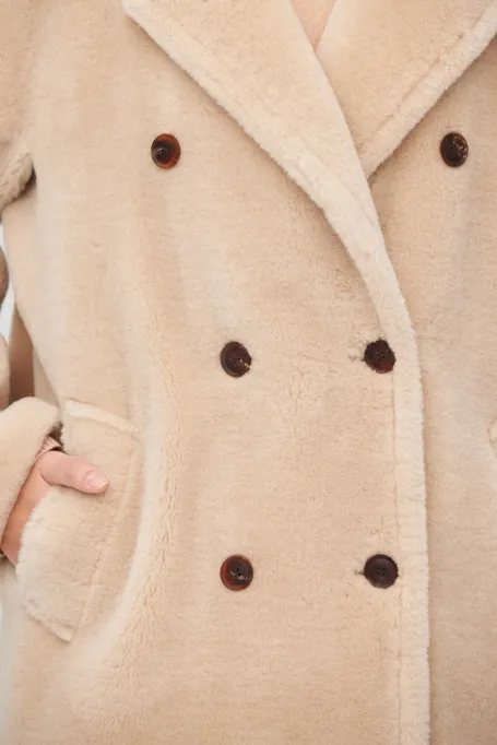 Beżowy płaszcz midi z wełny teddy bear damski - Patrizia Aryton