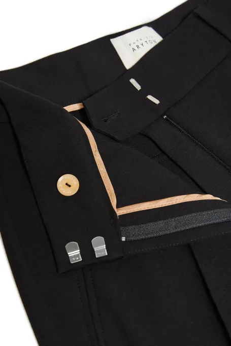 Czarne spodnie z szeroką nogawką i kieszeniami damskie - Patrizia Aryton