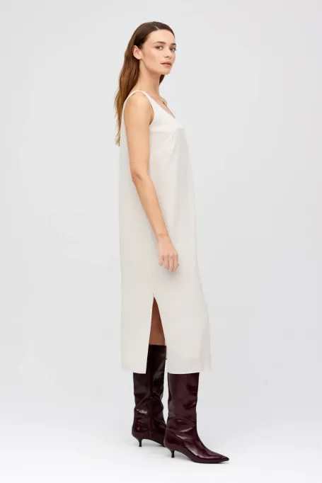 Beżowa sukienka z jedwabiu