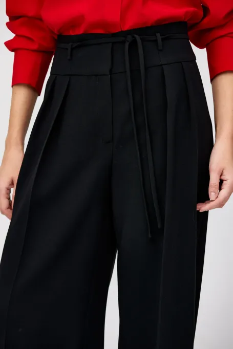 Czarne spodnie z szeroką nogawką