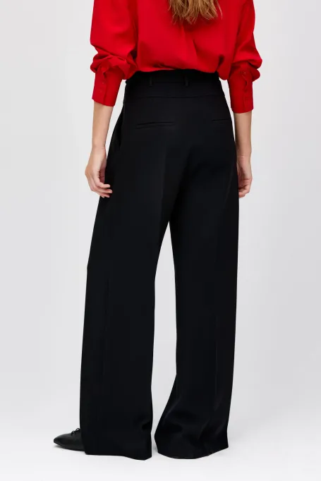 Czarne spodnie z szeroką nogawką