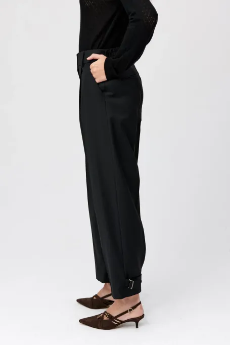 Spodnie z zapięciem na kostce czarny