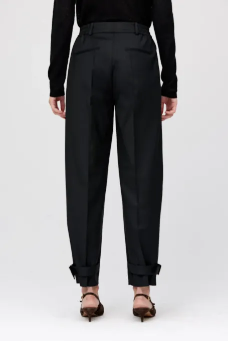 Spodnie z zapięciem na kostce czarny