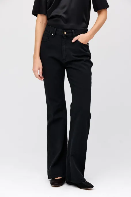 Czarne jeansy z prostą nogawką