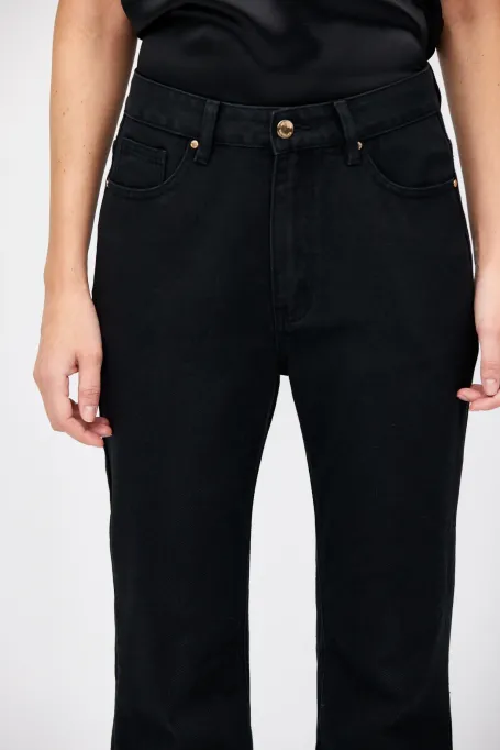 Czarne jeansy z prostą nogawką
