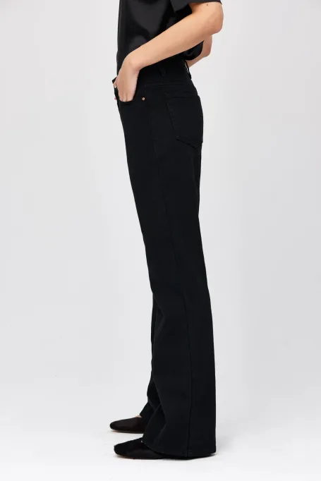 Czarne jeansy z prostą nogawką