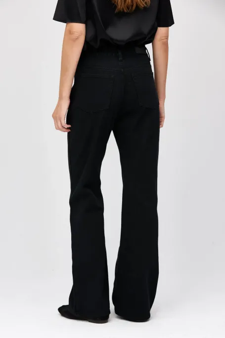 Czarne jeansy z prostą nogawką