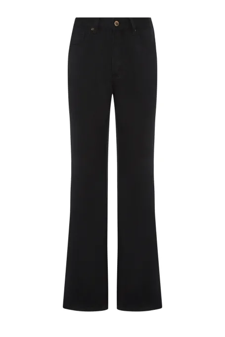 Czarne jeansy z prostą nogawką