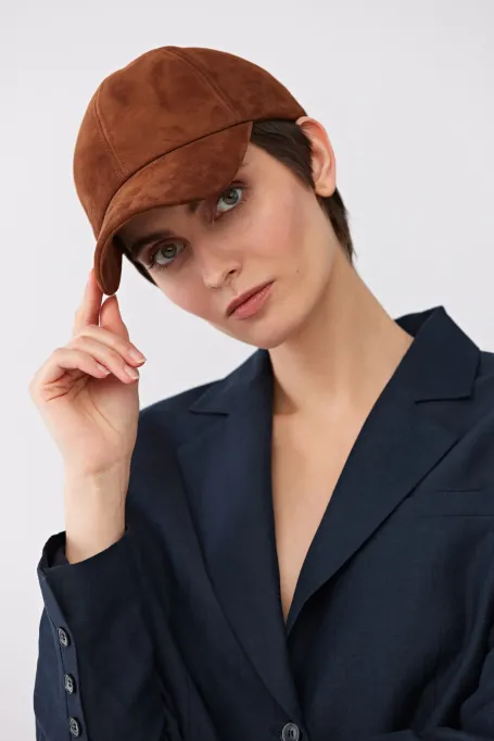 Brązowa zamszowa czapka z daszkiem