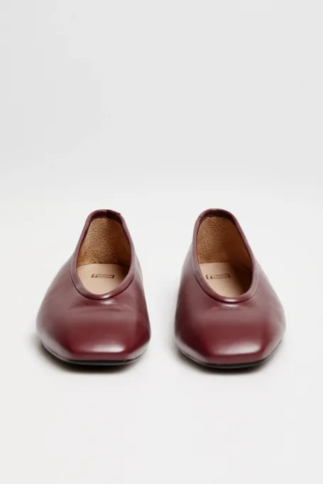 Czerwone skórzane baleriny