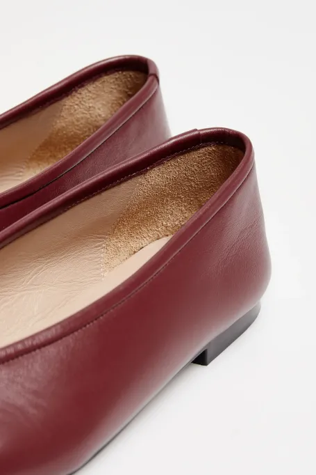 Czerwone skórzane baleriny