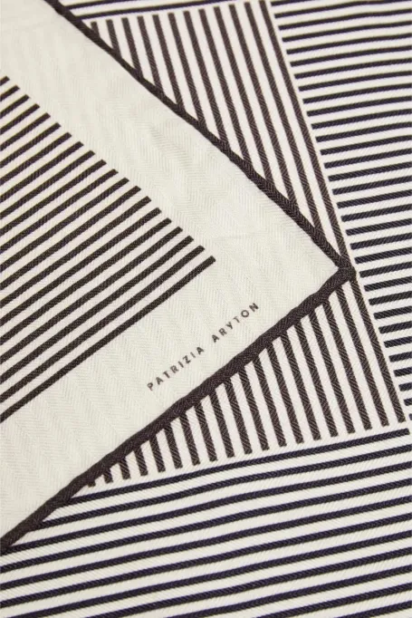 Chusta z wełny i jedwabiu w biało czarny wzór damska - Patrizia Aryton