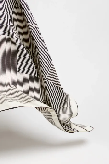 Chusta z wełny i jedwabiu w biało czarny wzór damska - Patrizia Aryton