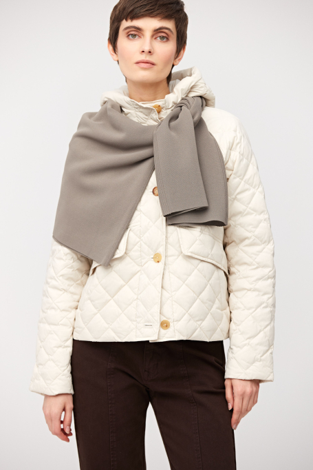 Krótka beżowa kurtka puchowa z kapturem Krótka beżowa kurtka puchowa z kapturem
