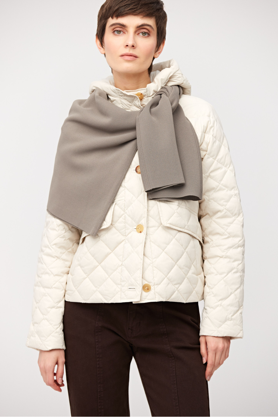 Krótka beżowa kurtka puchowa z kapturem Krótka beżowa kurtka puchowa z kapturem