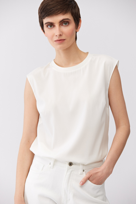 Biała bluzka z jedwabiem bez rękawów