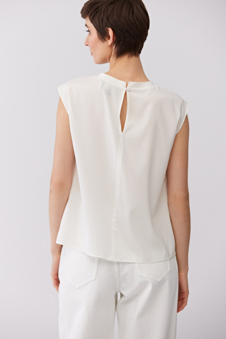 Biała bluzka z jedwabiem bez rękawów