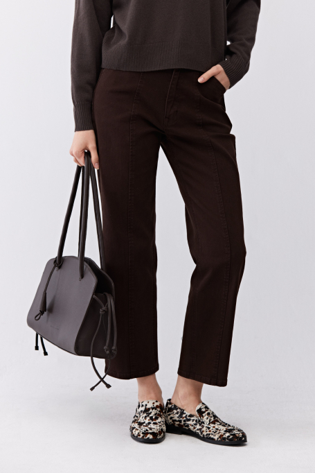 Brązowe jeansy o prostym kroju