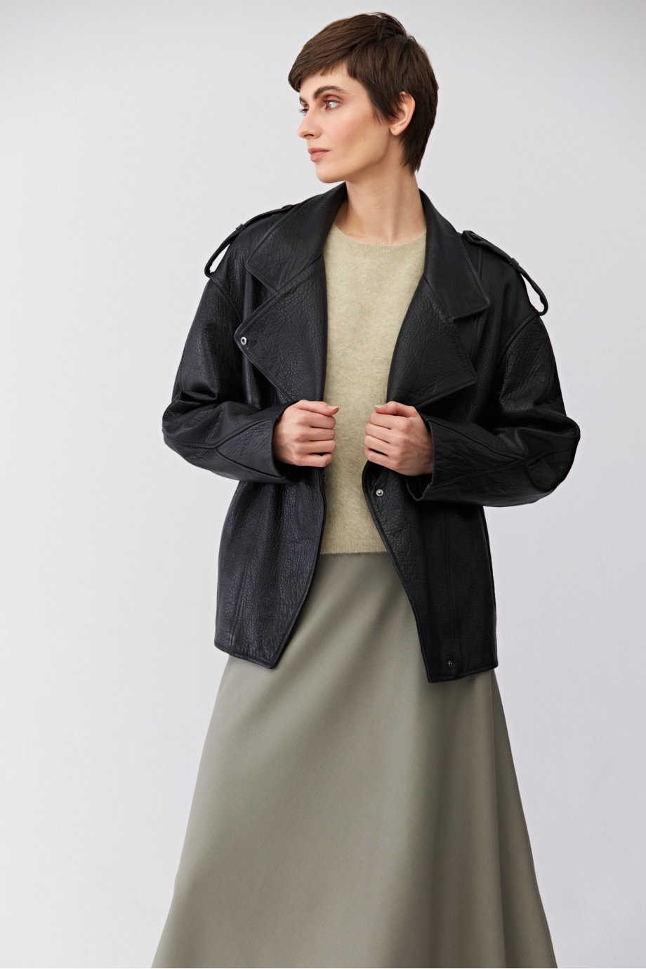 Czarna skórzana kurtka z pagonami Czarna skórzana kurtka z pagonami