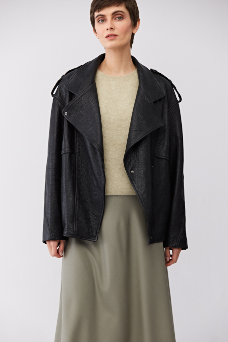 Czarna skórzana kurtka z pagonami Czarna skórzana kurtka z pagonami