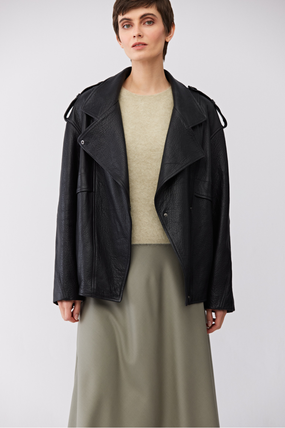 Czarna skórzana kurtka z pagonami Czarna skórzana kurtka z pagonami