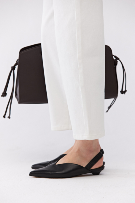 Czarne skórzane buty sling back