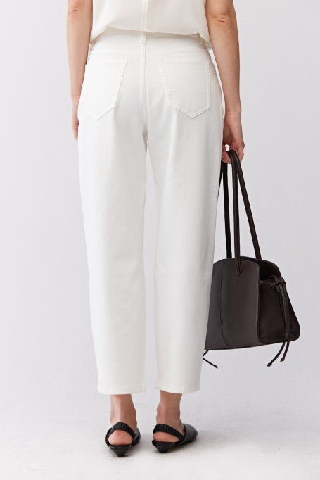 Białe jeansy barrel z wysokim stanem