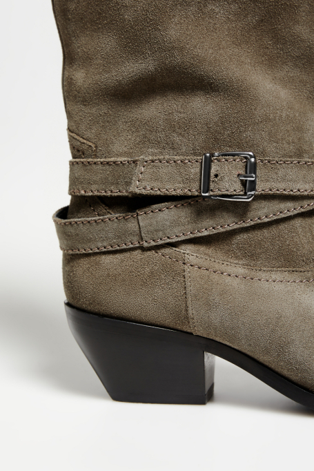 Zamszowe zielone kozaki z paskiem i klamrą damskie - Patrizia Aryton Zamszowe zielone kozaki z paskiem i klamrą damskie - Patrizia Aryton