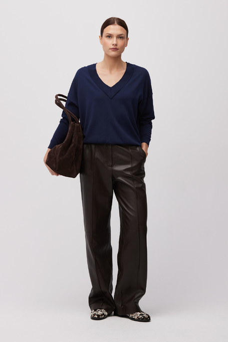 Brązowe spodnie skórzane z szeroką nogawką