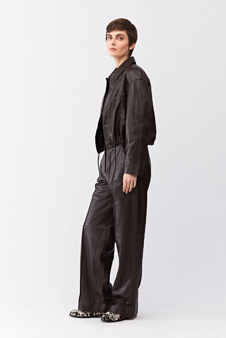 Brązowe spodnie skórzane z szeroką nogawką