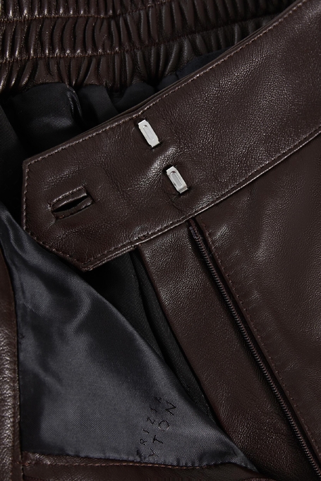 Brązowe spodnie skórzane z szeroką nogawką