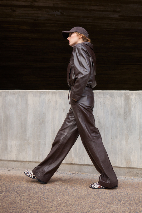 Brązowe spodnie skórzane z szeroką nogawką damskie - Patrizia Aryton